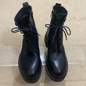 NWOB LA CANADIENNE Black Leather Lace-Up Ankle Boots Women's Size 36.5